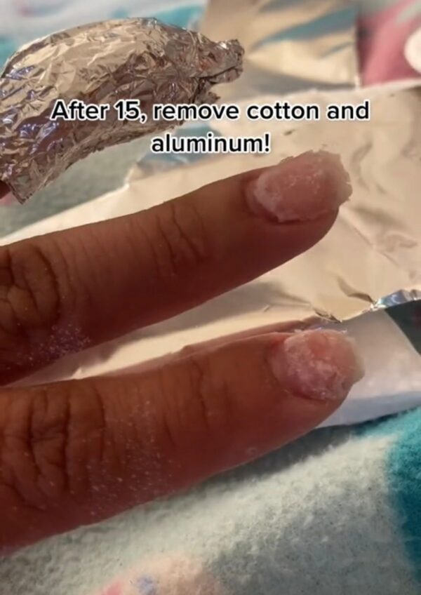 Remove the foil - How to remove acrylic nails with acetone at home